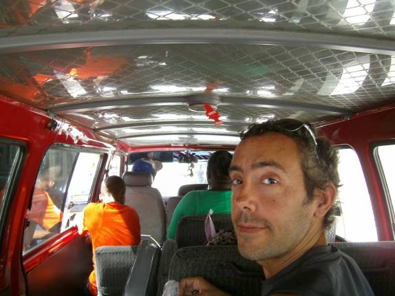 Andando de ônibus em Carriacou, ilha ao norte de Granada, no sul do Caribe